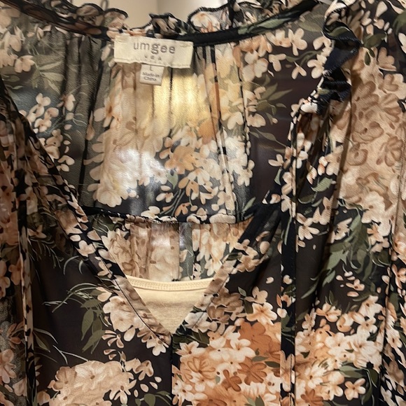 Beautiful Umgee Navy floral top. Large NWOT - Picture 10 of 12